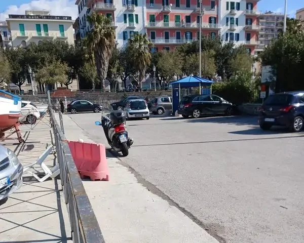 Salerno Pulita: “Entrano nel porto turistico e depositano rifiuti”