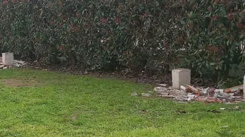 Teppisti giovanissimi scatenati a San Severino: distrutte le panchine del parco
