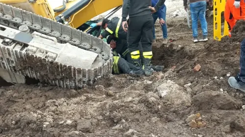 Pontecagnano, escavatore affonda nel terreno. Ferito operaio