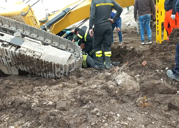 Pontecagnano, escavatore affonda nel terreno. Ferito operaio