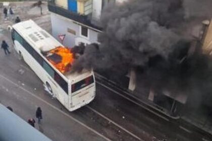 Scontri a Pagani con bus incendiato: 200 indagati