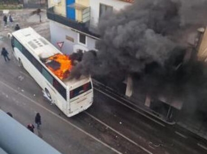 Scontri a Pagani con bus incendiato: 200 indagati