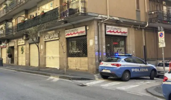 Salerno, commerciante muore dopo la caduta dal balcone al Carmine: si indaga