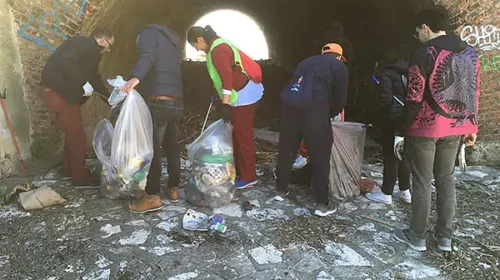 I volontari di Voglio un Mondo Pulito”  bonificano la foce dell’Irno