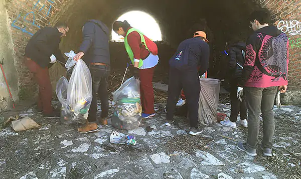 I volontari di Voglio un Mondo Pulito”  bonificano la foce dell’Irno