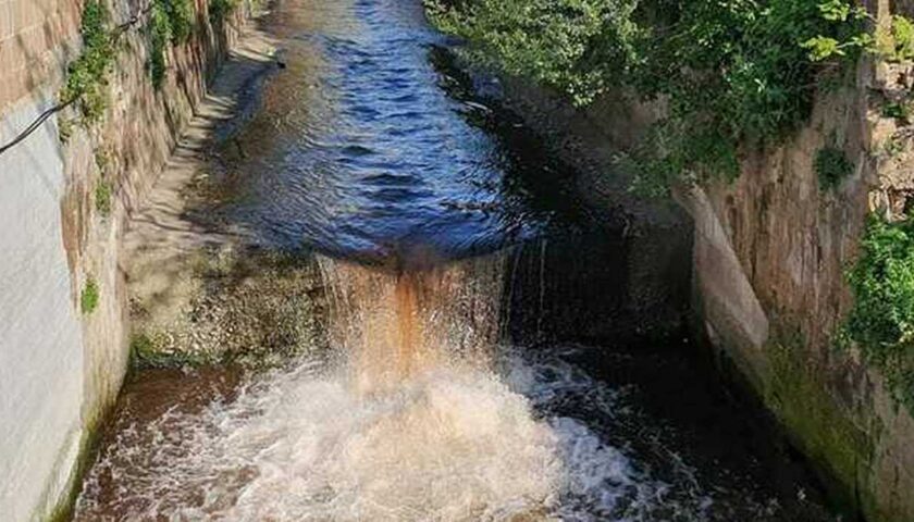 La denuncia: il torrente Solofrana torna a tingersi di rosso