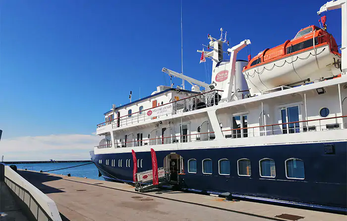 Salerno, approda al porto la nave Artemis