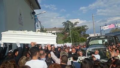Scafati, l’addio commosso al bambino di 11 anni morto ustionato