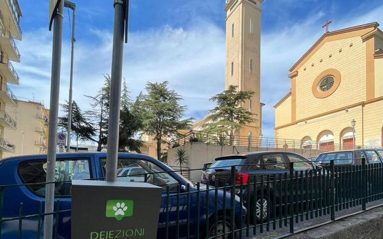Continua l’installazione dei cestini per le deiezioni canine nei quartieri di Salerno