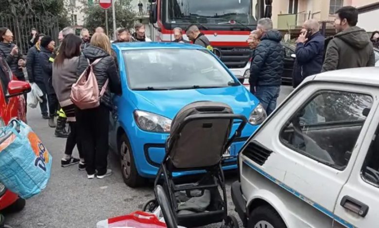 Salerno, bimbo di un anno di resta chiuso in auto: intervengono i vigili del fuoco