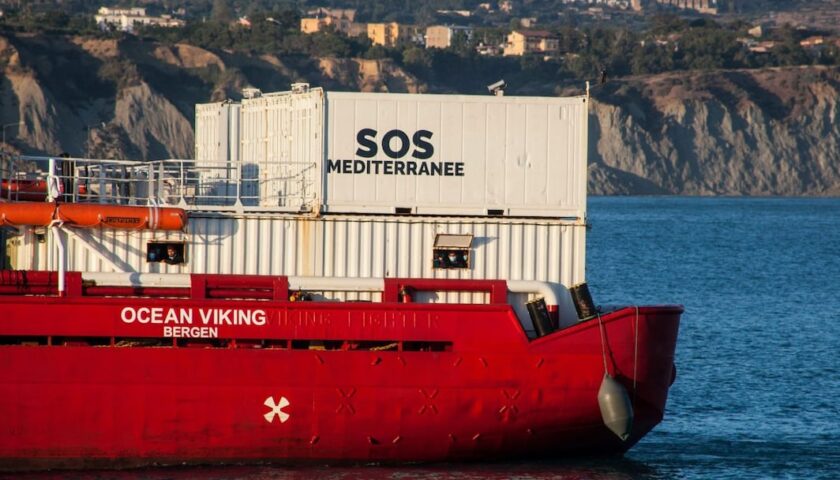 Migranti, attraccata al porto la Ocean Viking con 92 persone a bordo di cui 51 minorenni