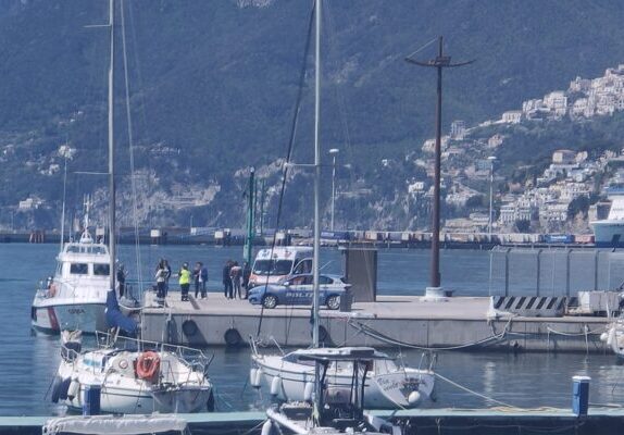 Trovato morto in mare davanti alla stazione  marittima, autopsia stabilirà le cause