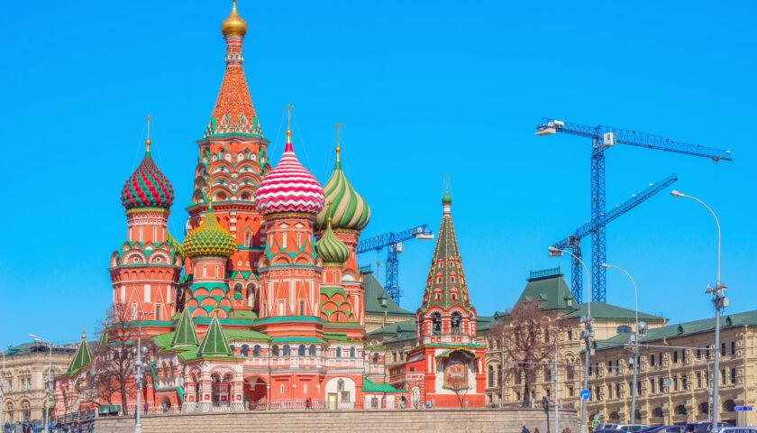 Mosca, imbrattata di vernice rossa insegna dell’ambasciata polacca in Russia