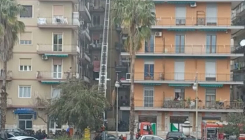 Incendio in un condominio, fiamme e tanta paura al rione Carmine