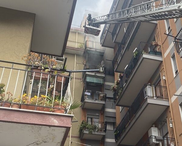 Salerno. Incendio in una casa di via Gelso, cagnolino salvato. Vigile del fuoco ferito