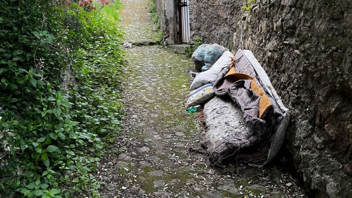 Sarno, rifiuti speciali e ingombranti lungo i sentieri del Saretto. Denuncia del sindaco