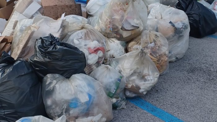 Lotta al deposito selvaggio di rifiuti, multato a Salerno operatore di manifestazione