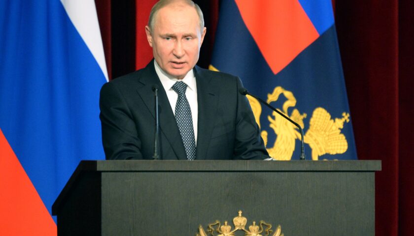 Putin firma la legge su chiamate alle armi elettroniche