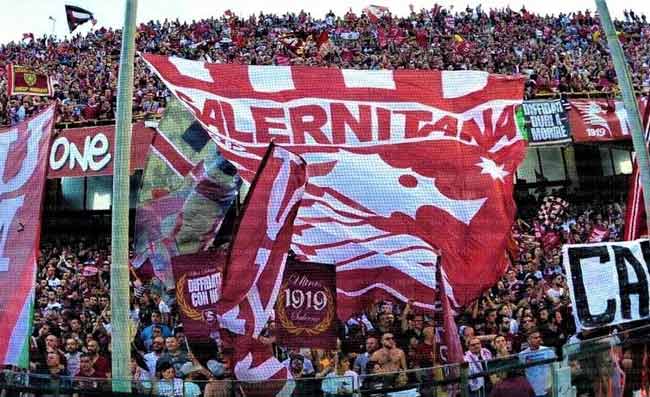 Salernitana, i tifosi organizzati del centro coordinamento si schierano con Iervolino contro gli arbitri