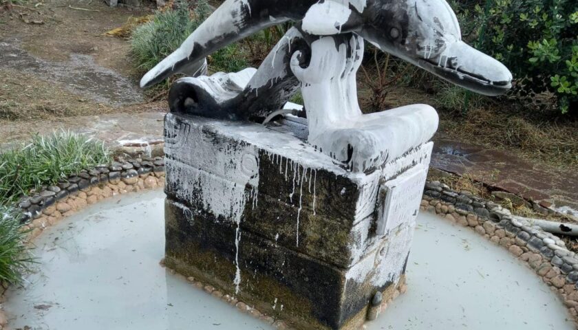 Vandalismo sulla statua del delfino a Villammare