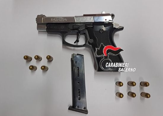 Pagani, pistola modificata nascosta nel comodino: arrestato 71enne