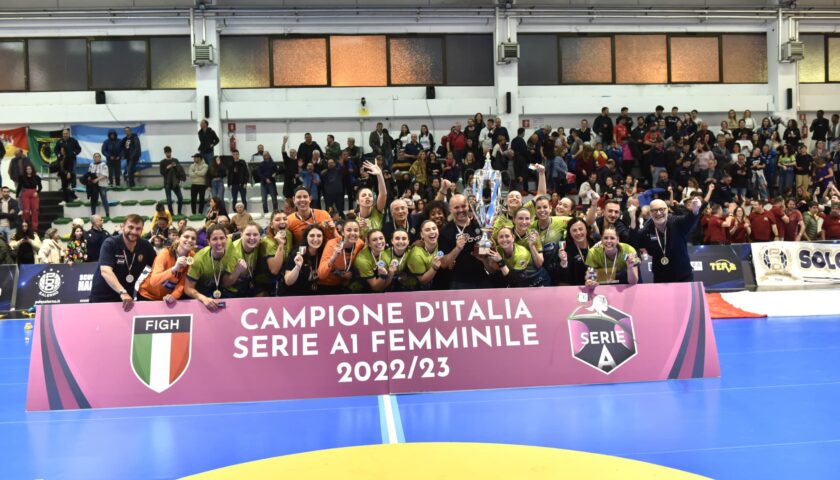 Pallamano. La Jomi Salerno batte Erice in gara 3 e cuce al petto il nono scudetto della sua storia.