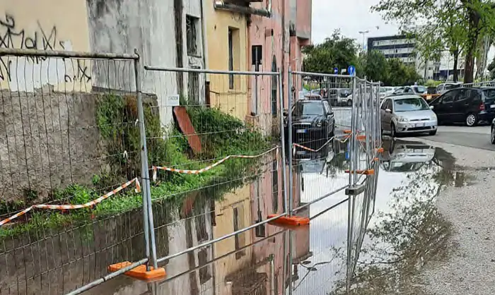 Il Codacons denuncia: assenza di caditoie, laghetto nei pressi della Cittadella Giudiziaria di Salerno