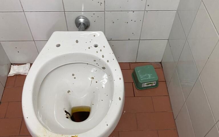 Salerno, ancora vandalizzati i bagni pubblici in via Michele Vernieri