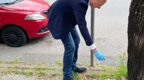 Salerno, il presidente di Federalberghi pulisce davanti al suo hotel