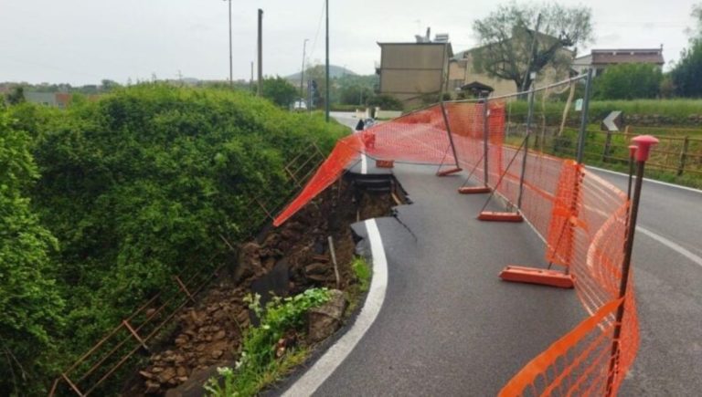 Vallo della Lucania, frana strada: pesanti disagi