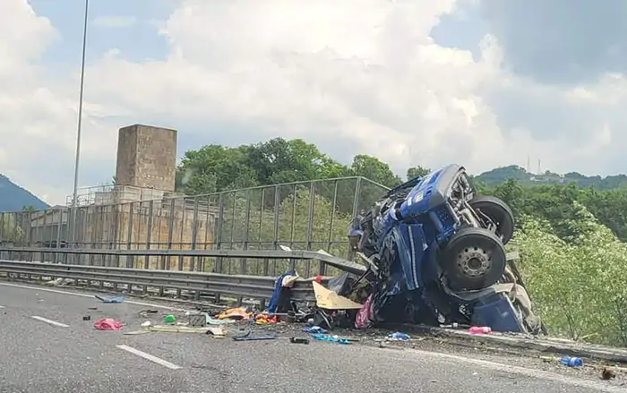 Camion fuori strada a Fratte, conducente in ospedale