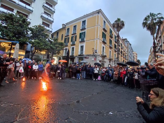 LA PIOGGIA NON FERMA LE PRESENZE ALLA XXXI “FIERA DEL CROCIFISSO RITROVATO”