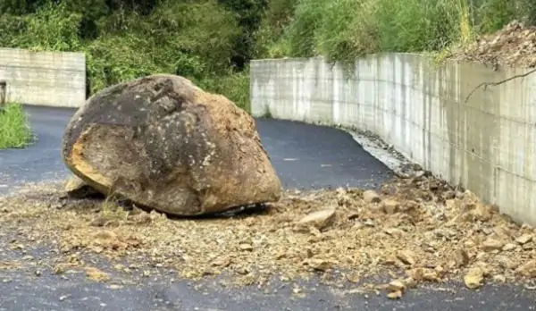 Lustra, cade masso in strada a causa del maltempo