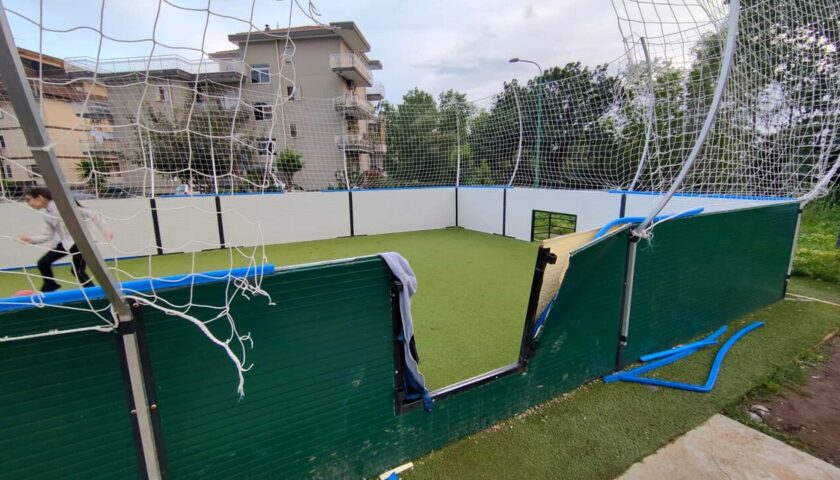 Vandali al parco giochi di Bellizzi, il sindaco Volpe amareggiato