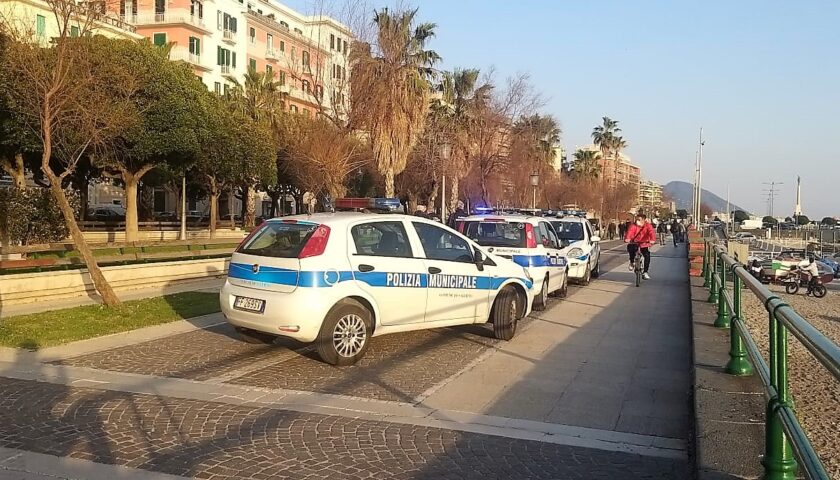 Salerno, le cade la borsa tra gli scogli: recuperata dagli agenti della municipale