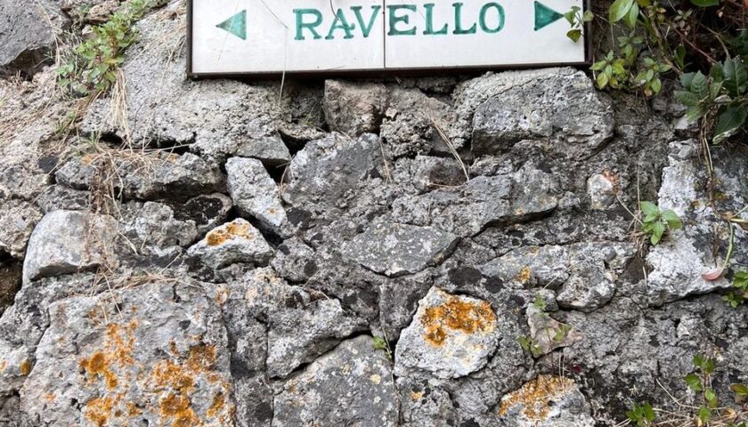 Ravello. Giornata Mondiale dei Colori, apposte le mattonelle segnaletiche sui sentieri montani