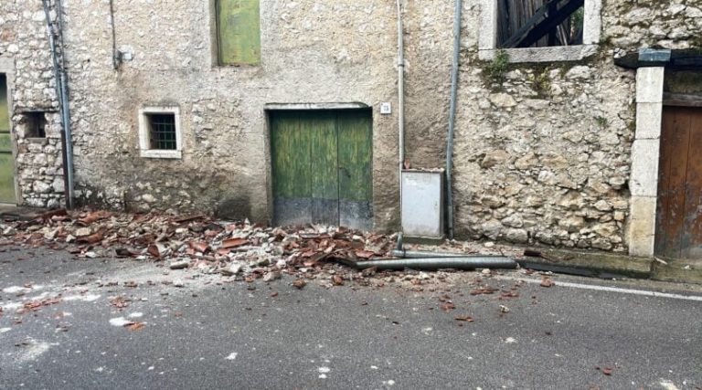 A Sant’Arsenio crolla tetto di casa disabitata