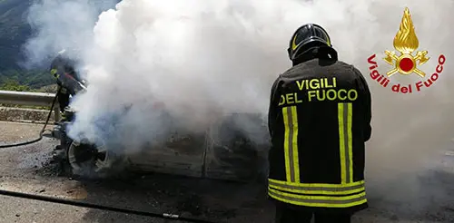 Pontecagnano auto a fuoco: giovani in ospedale
