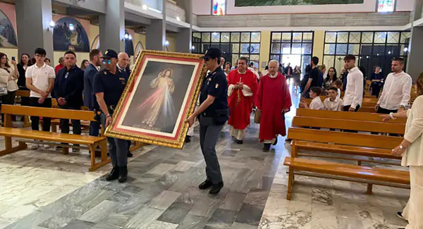 Salerno, il quadro del Gesù Misericordioso è tornato in chiesa a Mariconda dopo il furto