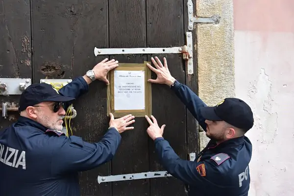 Salerno, alcolici ai minorenni: chiuso bar del centro cittadino