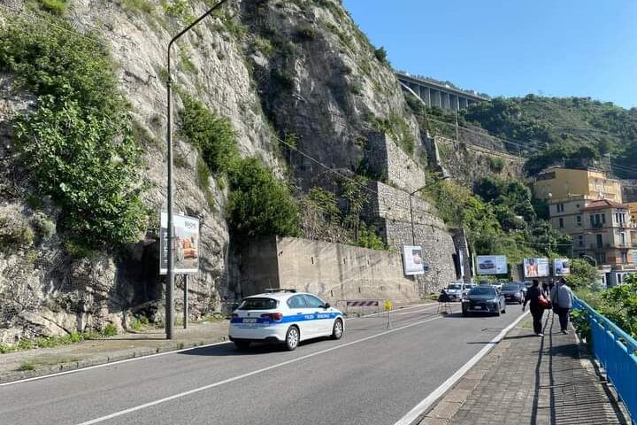 Piccola frana sulla strada da Vietri a Salerno