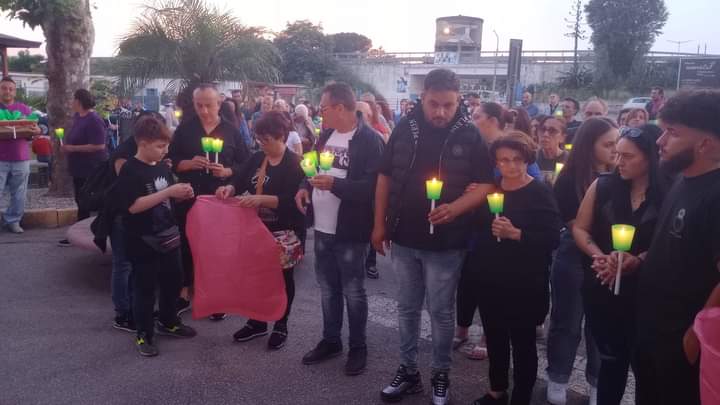 San Valentino Torio: una comunità commossa alla fiaccolata per ricordare Jemila, Mourad e Rosario