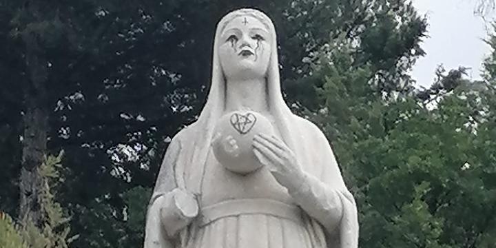 Salerno, messe nere nel parco del Seminario. Vandalizzata la statua della Madonna
