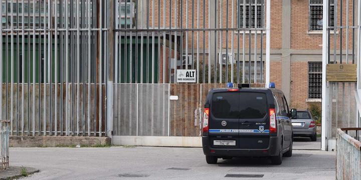 Spaccio di droga e telefonini in carcere a Salerno, prezzi alle stelle