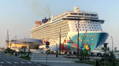 Salerno, attraccata alla Stazione Marittima la Mein Schiff 2