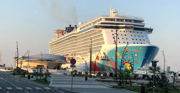 Salerno, attraccata alla Stazione Marittima la Mein Schiff 2