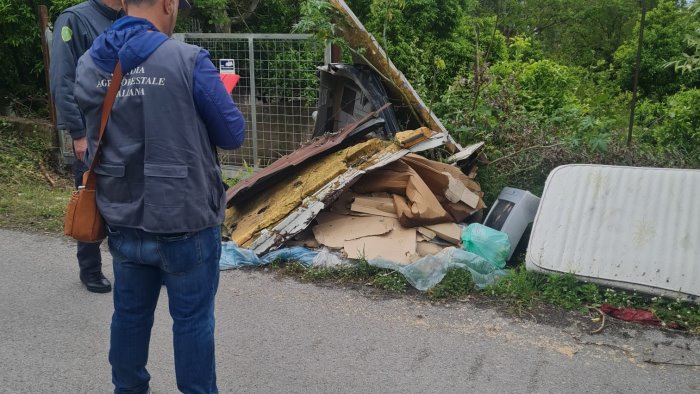 Materassi, macerie e rifiuti a Sarno. La Guardia Agroforestale denuncia il degrado