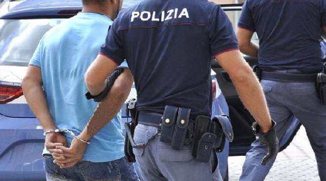 Spacciava cocaina in pieno centro a Salerno: arrestato