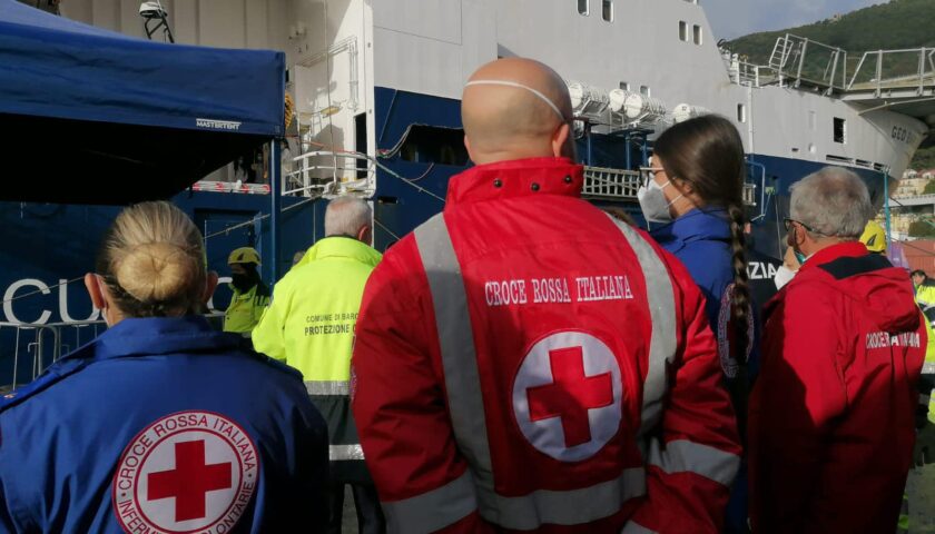 Sbarco migranti a Salerno, Croce Rossa in prima linea