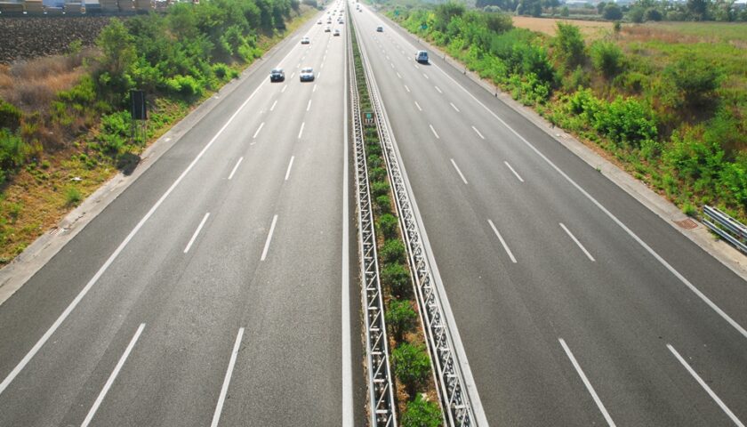 Proiettili contro i veicoli in transito sull’Autostrada del Mediterraneo